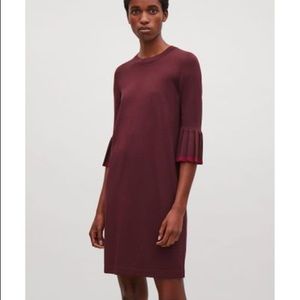 Cos knitted dress is with pleated sleeve (burgundy)